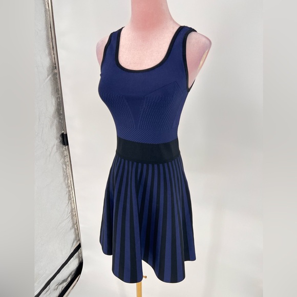 EUC Guess Los Angeles Fit And Flare Dress - Picture 6 of 11